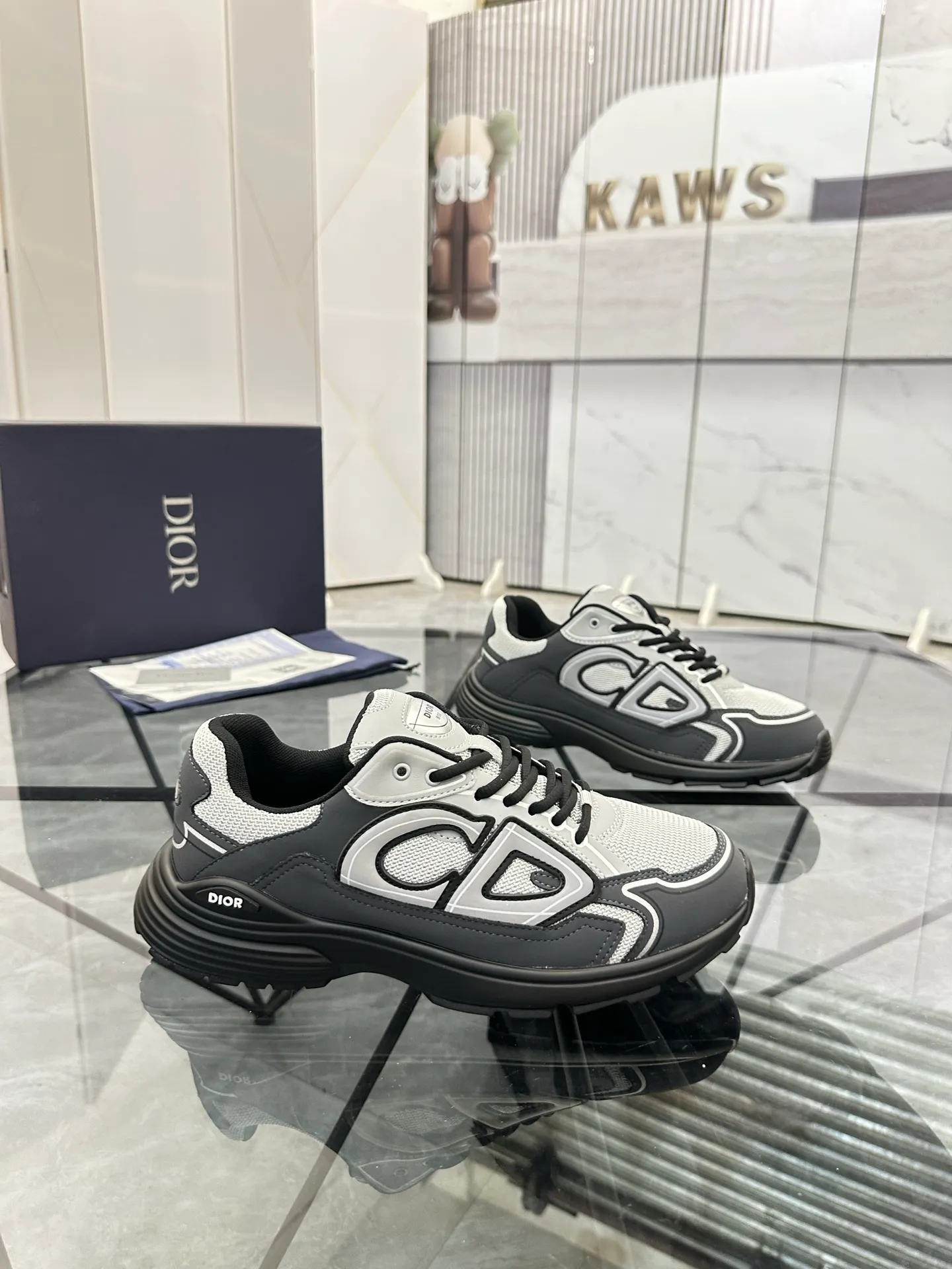 Men's shoes: 💰P400¥ Available in Guangzhou Product trademark: Dior* "Dior*" low-top casual shoes Regular size: 35-46 (can be customized to 47) Couple style Product materials: Upper imported cowhide stitched with original fabric, breathable lining, ultra-light foam original outsole. No.: 007